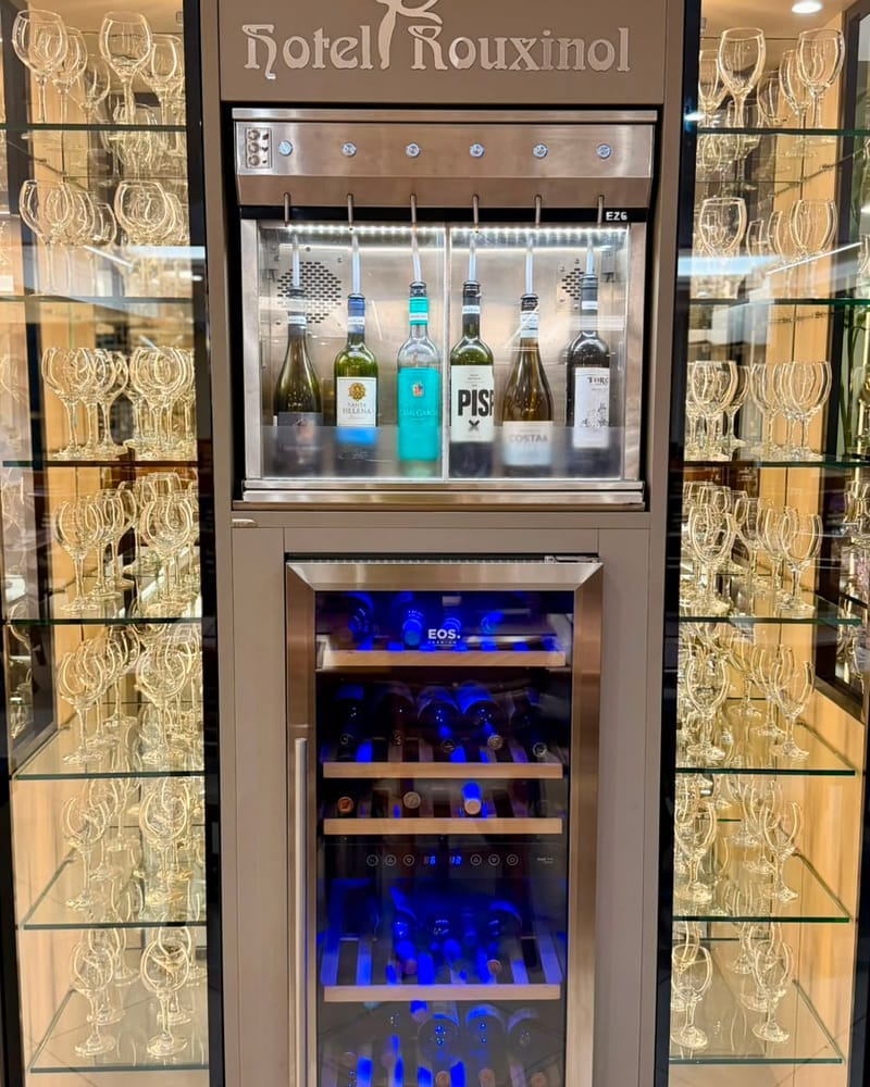 Adega e chopeira de vinhos do bar do Hotel Rouxinol, com taças expostas