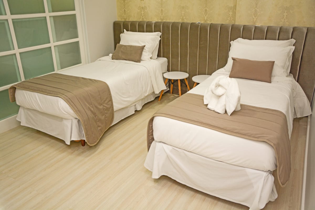 Apartamento com duas camas de solteiro no Hotel Rouxinol