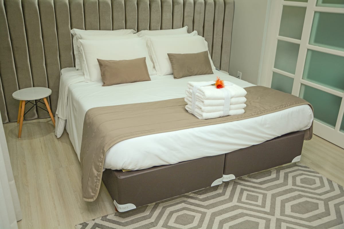 Cama de casal preparada no Apartamento Luxo do Hotel Rouxinol