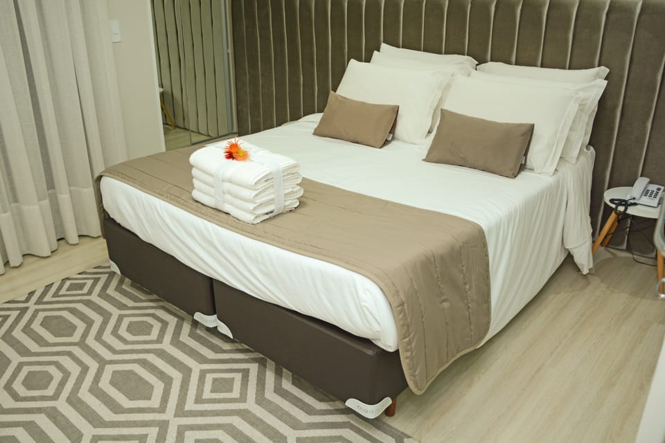 Apartamento Luxo do Hotel Rouxinol com cama de casal box e enxoval branco