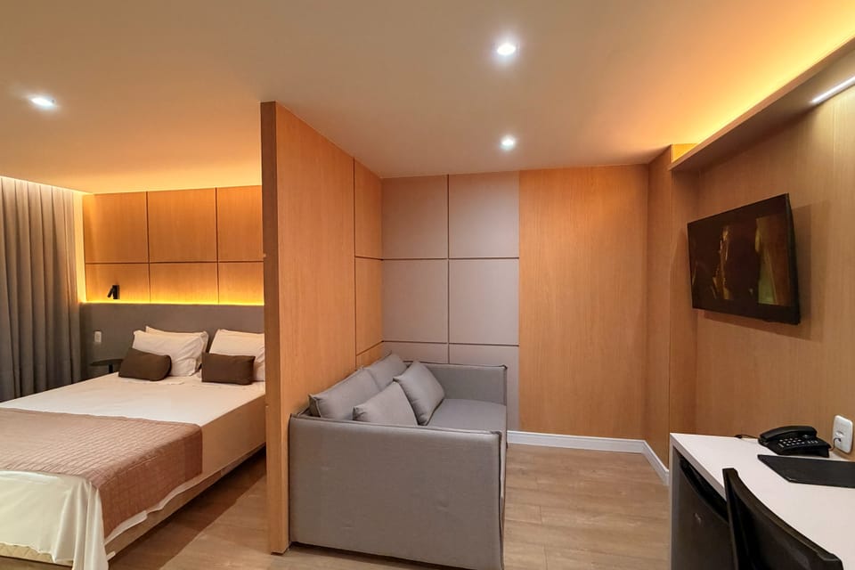 Apartamento Superior do Hotel Rouxinol, com cama de casal, sofá cama e escrivaninha