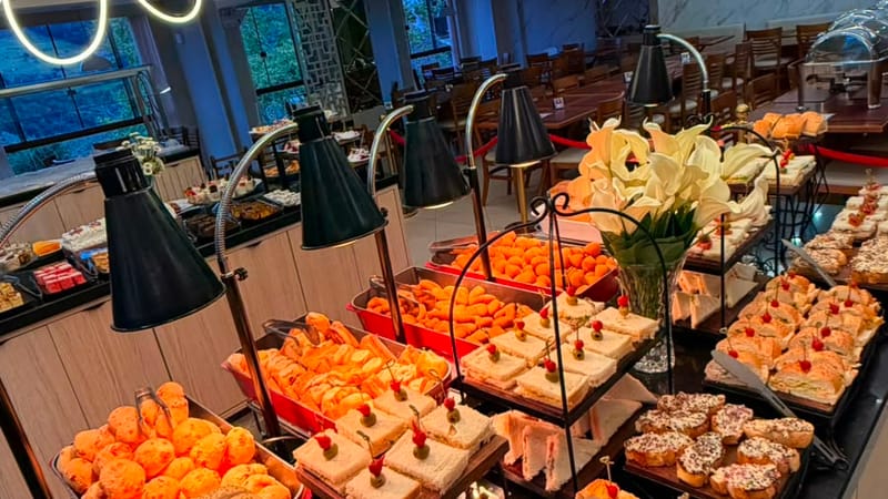 Buffet montado e salão do restaurante do Hotel Rouxinol, com pensão completa inclusa
