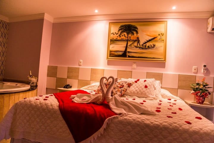 Suíte Nupcial do Hotel Rouxinol decorada com pétalas e toalhas em forma de cisne
