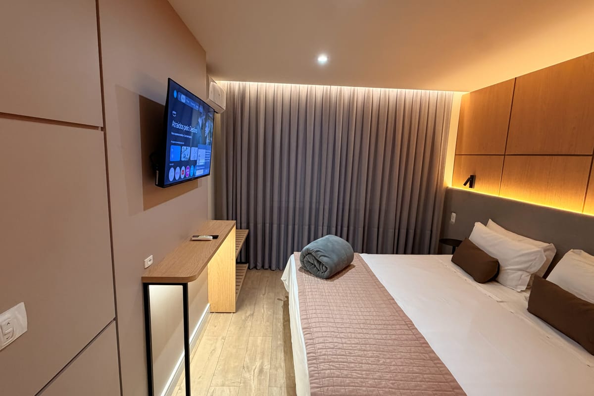 Smart TV e escrivaninha do apartamento Superior do Hotel Rouxinol